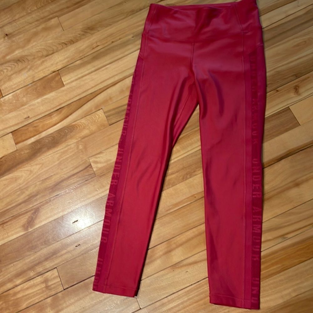 Under Armour deep coral compression logo net outer leg stripe capri leggings. Sm